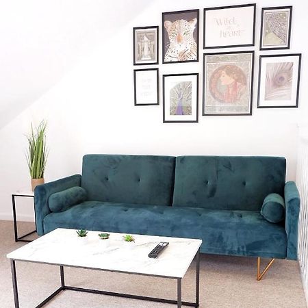 Comfortable And Cozy 4-Bedroom House Near The Hospital CBG エクステリア 写真