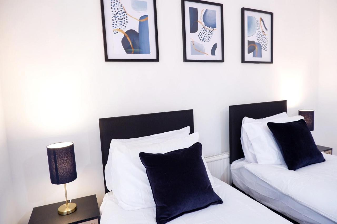 Comfortable And Cozy 4-Bedroom House Near The Hospital CBG エクステリア 写真
