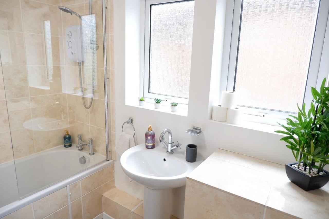 Comfortable And Cozy 4-Bedroom House Near The Hospital CBG エクステリア 写真