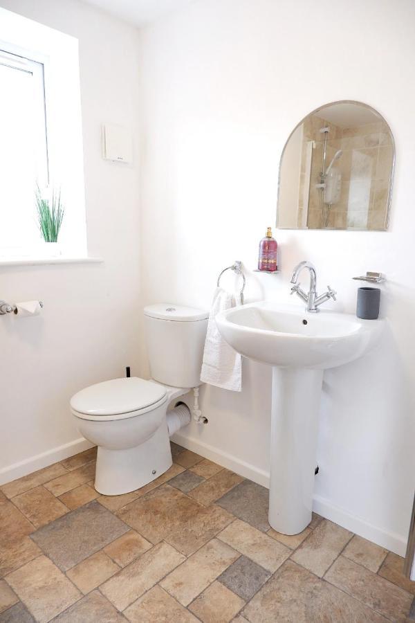 Comfortable And Cozy 4-Bedroom House Near The Hospital CBG エクステリア 写真