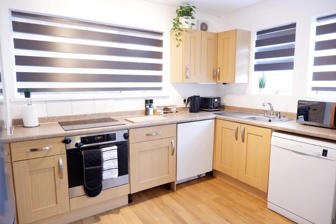 Comfortable And Cozy 4-Bedroom House Near The Hospital CBG エクステリア 写真