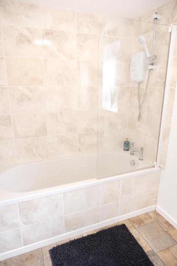 Comfortable And Cozy 4-Bedroom House Near The Hospital CBG エクステリア 写真